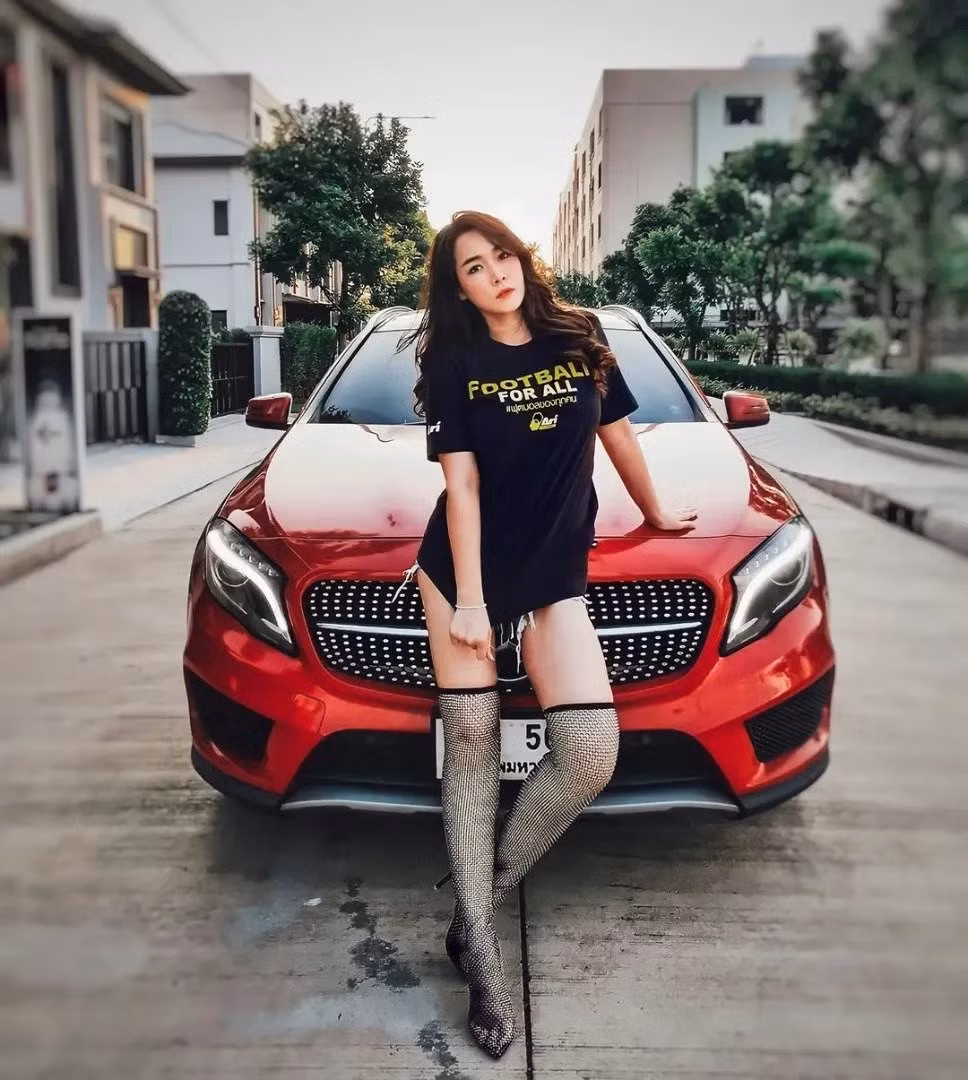 Sau khi qua lại với nhiều người đẹp có tiếng tại Thái Lan, cầu thủ 33 tuổi chọn được bến đỗ mong muốn là Nanya Benchachokanan.