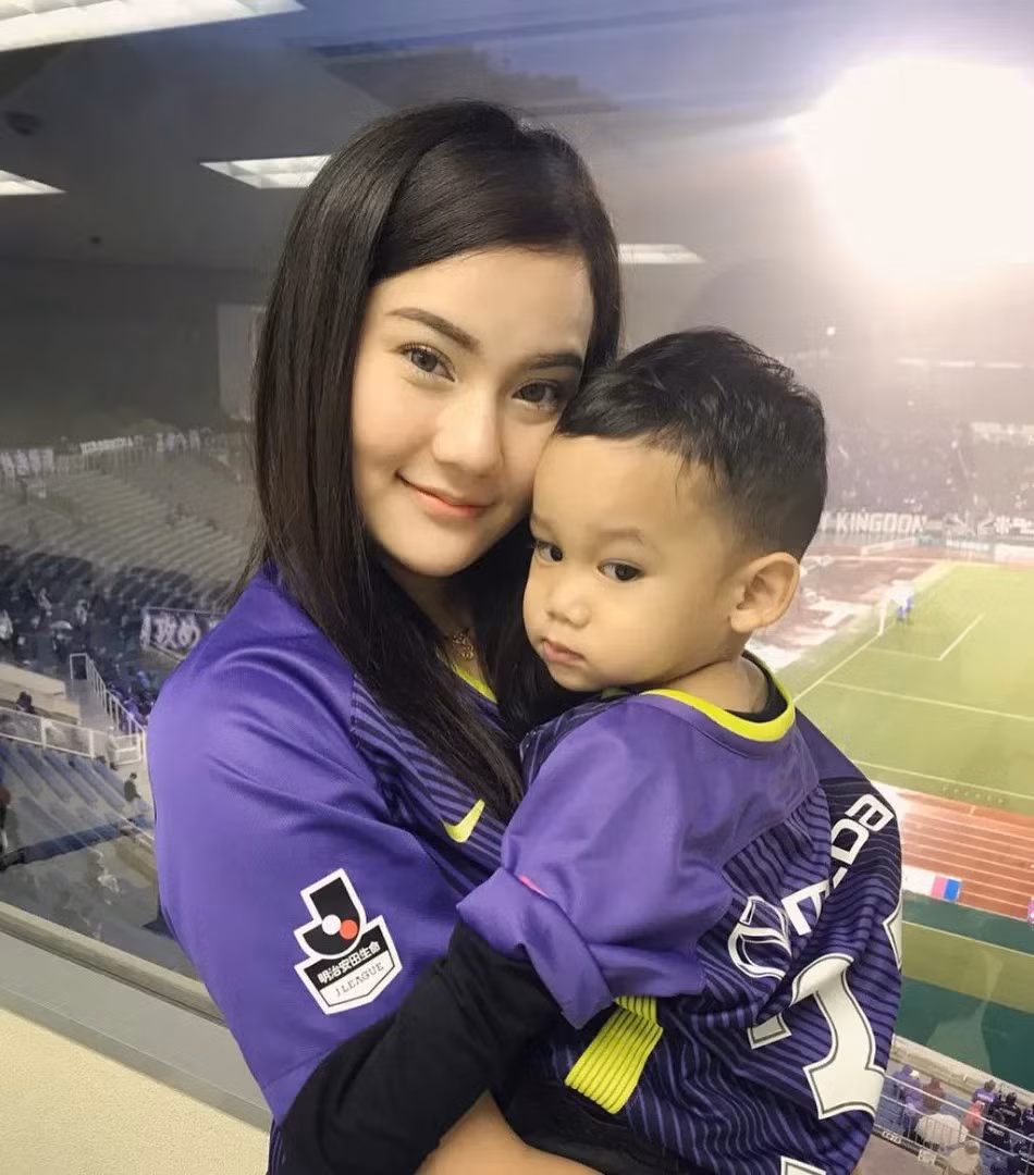 Tiền đạo chủ lực Teerasil Dangda của đội tuyển Thái Lan hiện tại đã có gia đình, bên vợ đẹp con xinh. Được biết cặp đôi hẹn hò từ 2010 và đã kết hôn từ lâu.