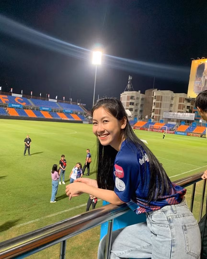 Tiền đạo Adisak cũng yêu một ngôi sao showbiz, cô gái này là Pattaraphon Sirisapchanan, một ca sĩ kiêm diễn viên tại Thái Lan.