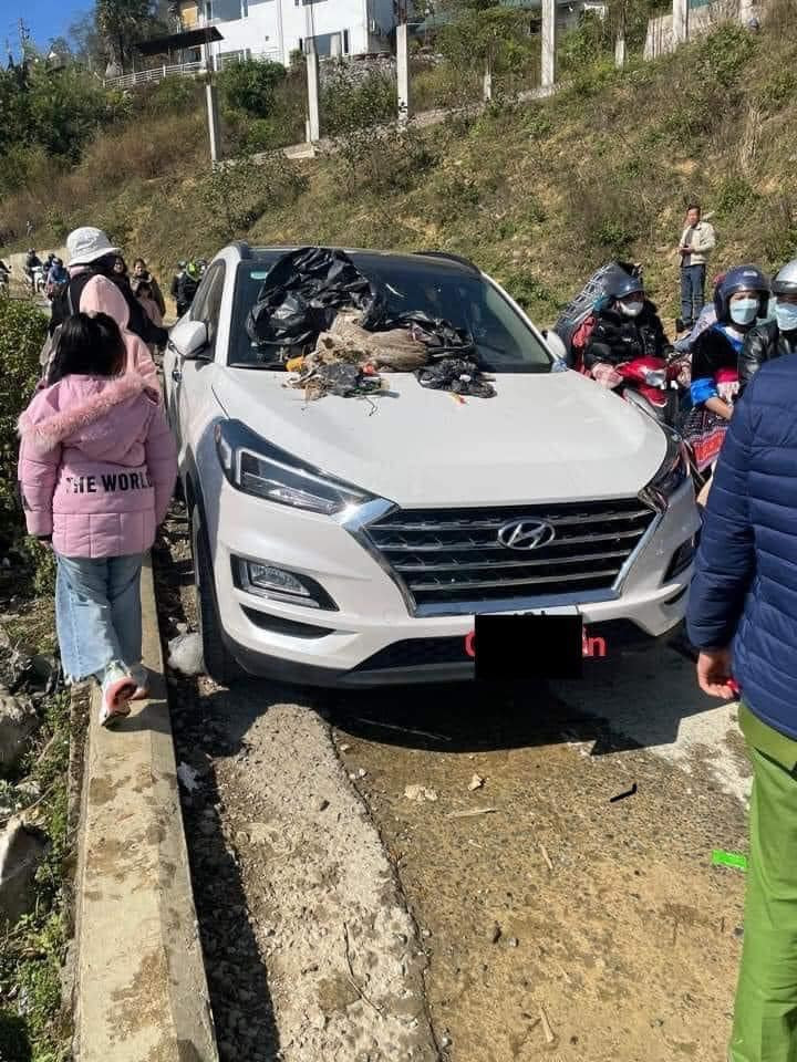 Kết quả, chiếc xe cũng biến thành thùng rác với phần đầu ngập ngụa rác rưởi. Ảnh: Thuỷ Cối