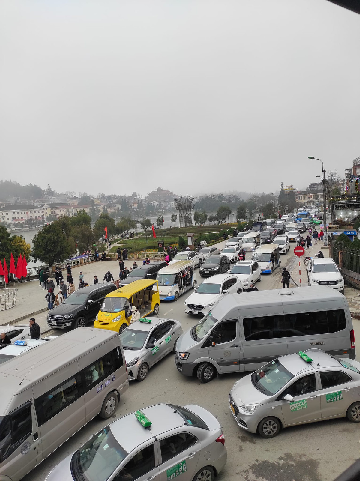 Du khách đổ xô du lịch Sapa nhiều nên nơi đây thường xuyên diễn ra tình trạng ùn tắc. Ảnh: Dung Tran