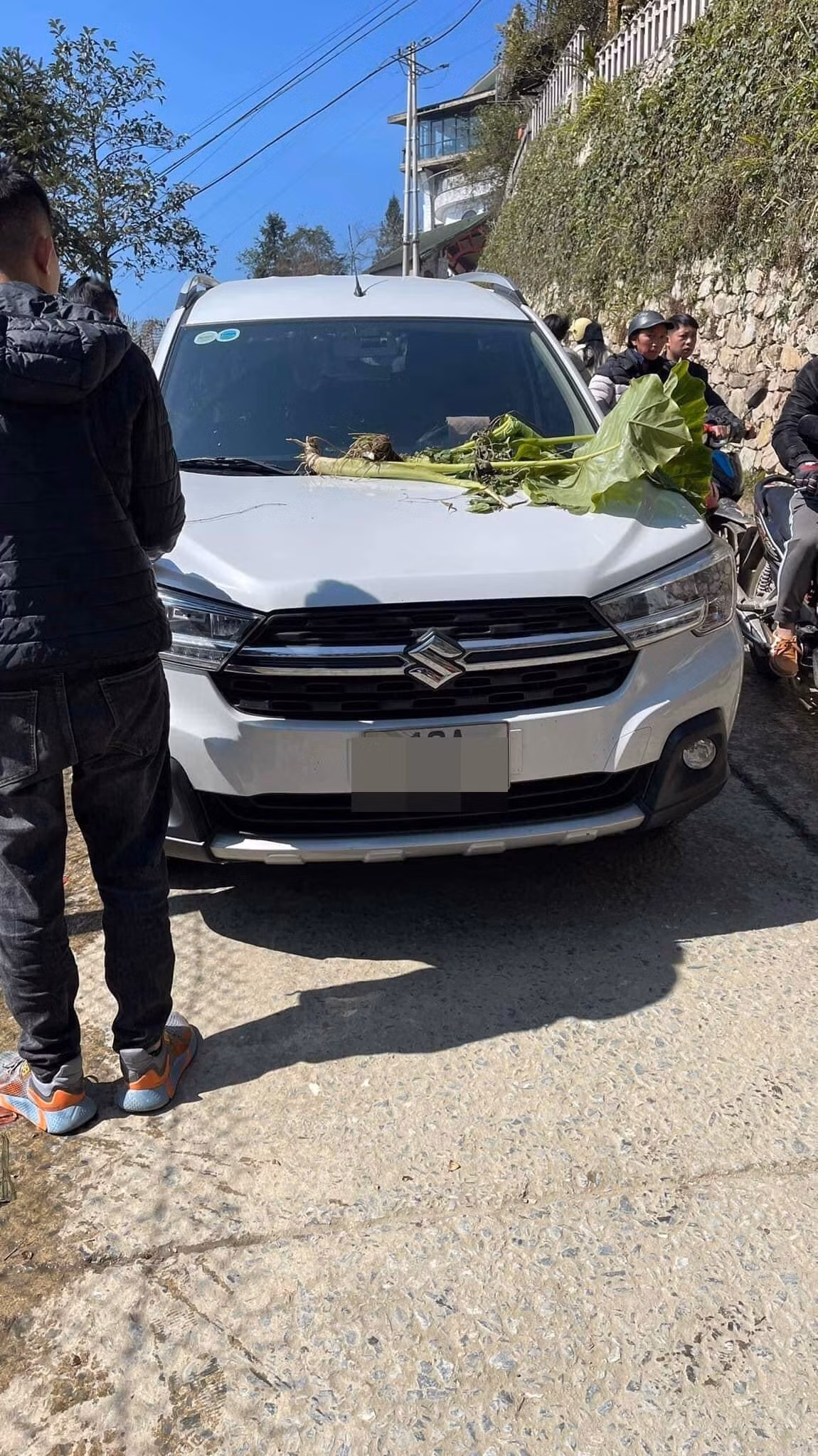 Hình ảnh ngay khi xuất hiện đã nhận về sự quan tâm cực lớn. Đây được coi như một bài học nữa về vấn đề đỗ xe không đúng quy định. Ảnh: Đai Ga