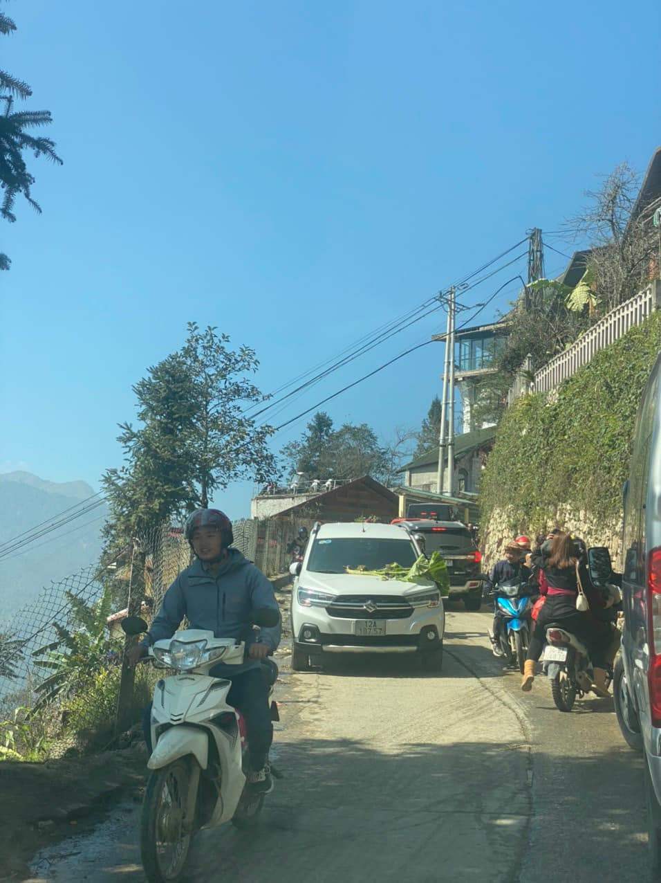 Bên cạnh đó, cư dân mạng cũng tranh cãi dữ dội cho rằng trong trường hợp này người đỗ xe sai 1 thì người vứt rác sai 10: "Đây là đường mà, có đỗ sai thì cũng đã có CSGT làm việc", "Nghĩ người ta nơi khác đến, họ có thể không biết hay vô tình không để ý thì viết cái giấy dán vào xe họ đi... Người hót rác họ không sân si thì thôi chứ đi vứt rác lên xe họ sân si tạo nghiệp quá",...Ảnh: Hà Nam