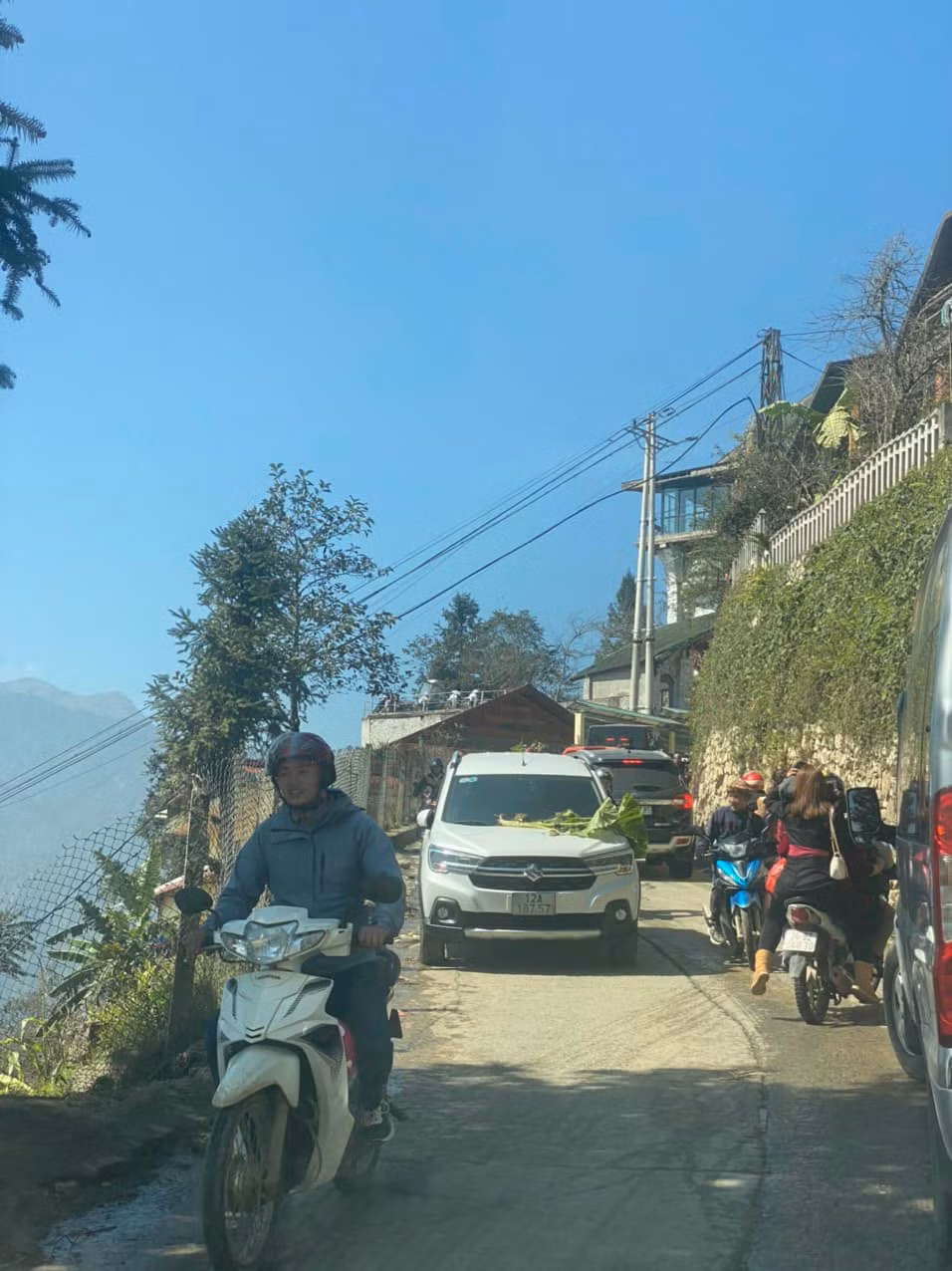 Bên cạnh đó, cư dân mạng cũng tranh cãi dữ dội cho rằng trong trường hợp này người đỗ xe sai 1 thì người vứt rác sai 10: "Đây là đường mà, có đỗ sai thì cũng đã có CSGT làm việc", "Nghĩ người ta nơi khác đến, họ có thể không biết hay vô tình không để ý thì viết cái giấy dán vào xe họ đi... Người hót rác họ không sân si thì thôi chứ đi vứt rác lên xe họ sân si tạo nghiệp quá",...Ảnh: Hà Nam