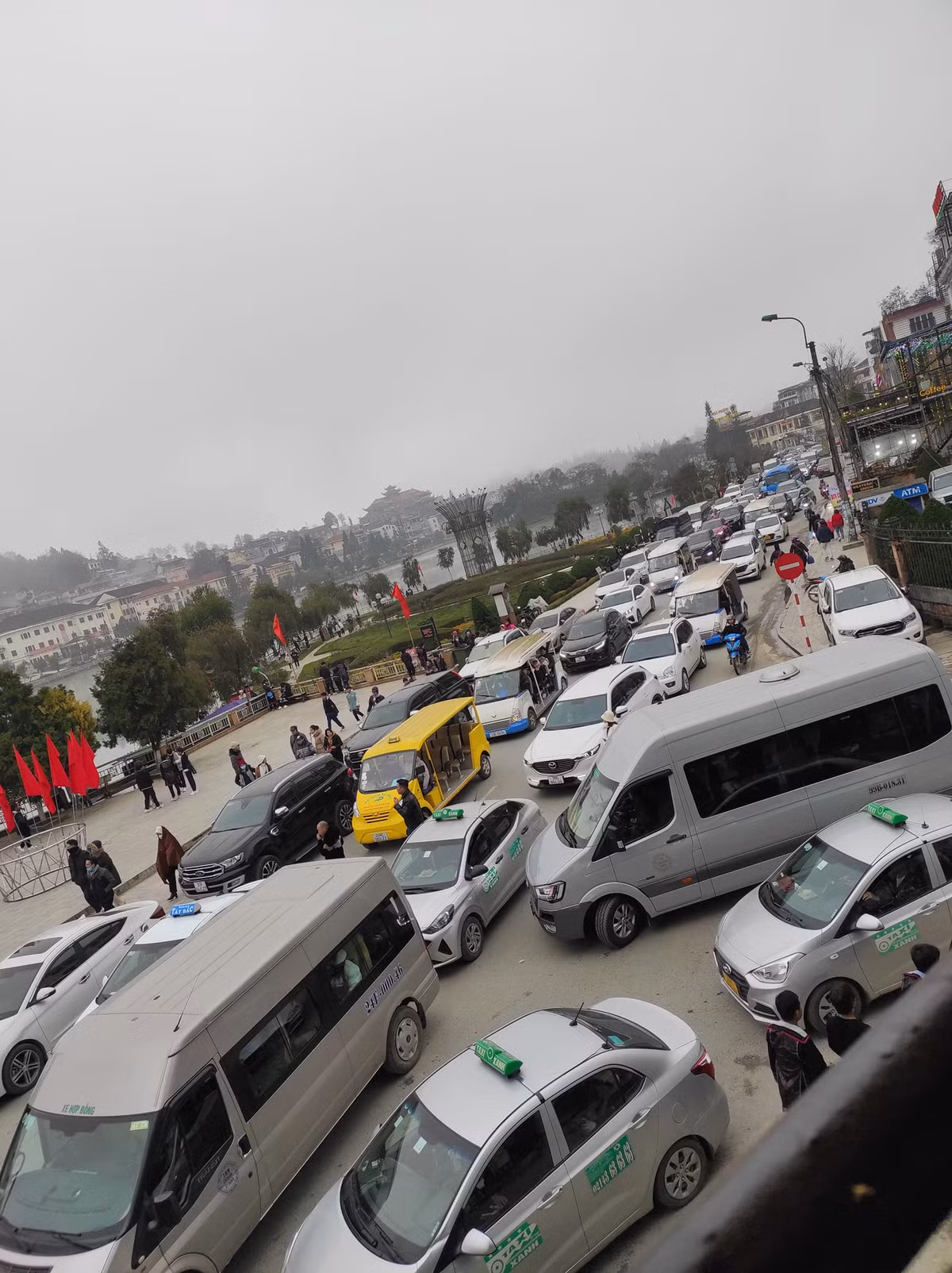 Bất chấp thời tiết lạnh, mưa phùn nhẹ và sương mù, các điểm du lịch tại Sapa (tỉnh Lào Cai) vẫn thu hút lớn lượng khách tới tham quan, nghỉ dưỡng sau dịp Tết Nguyên đán Quý Mão. Ảnh: Dung Tran