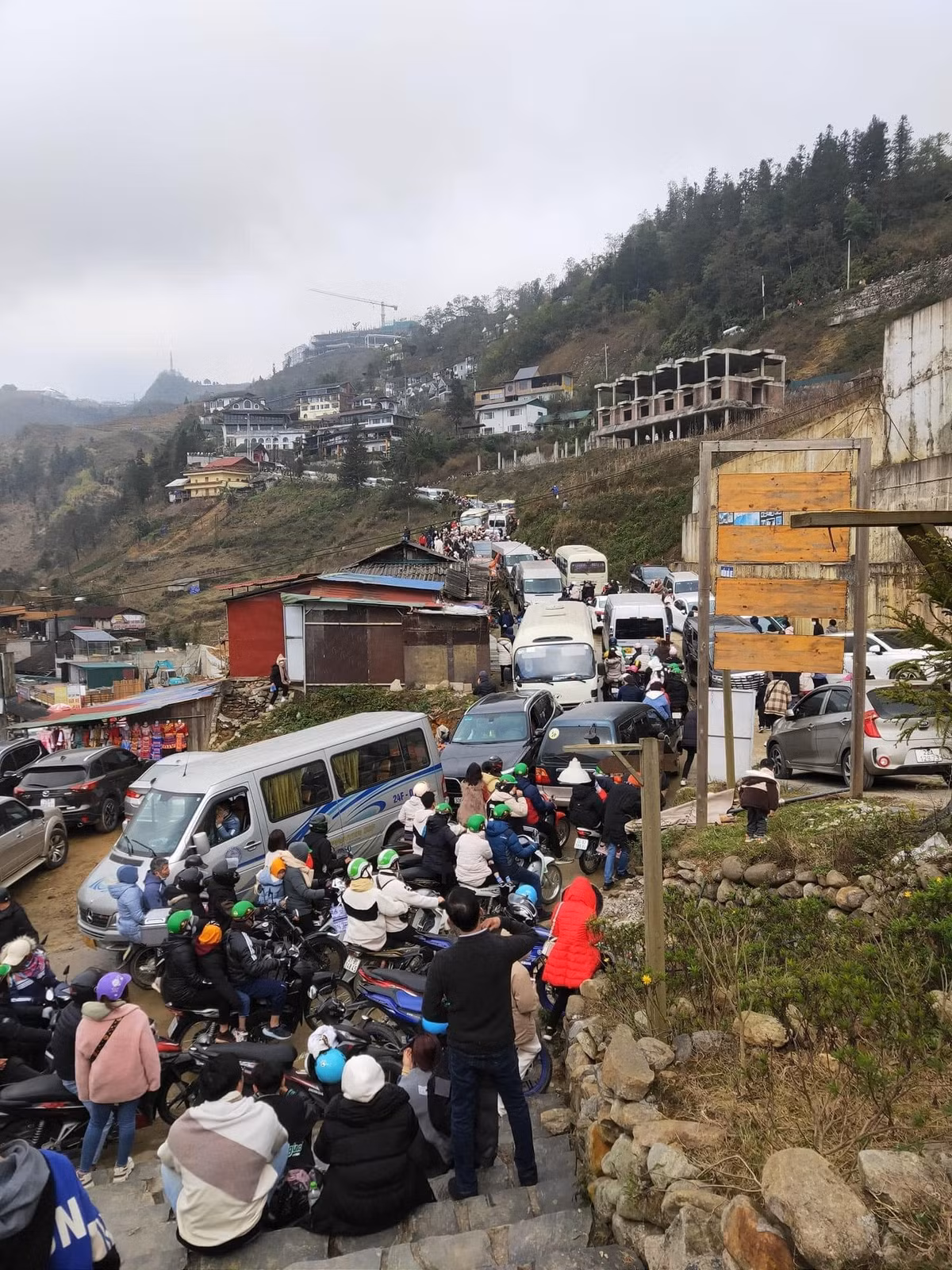 Trước tình trạng ùn tắc ở Sapa mới đây trên MXH xuất hiện những hình ảnh tài xế đỗ xe chắn ngang đường gây bức xúc cho nhiều người. Ảnh: Thuỷ Cối