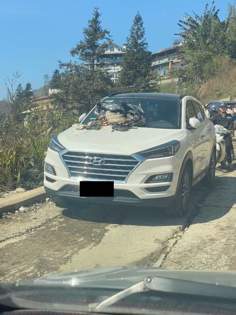 Chứng kiến cảnh tượng này có lẽ tài xế đỗ xe vô ý thức chắc cũng phải "tăng xông". Ảnh: Thuỷ Cối