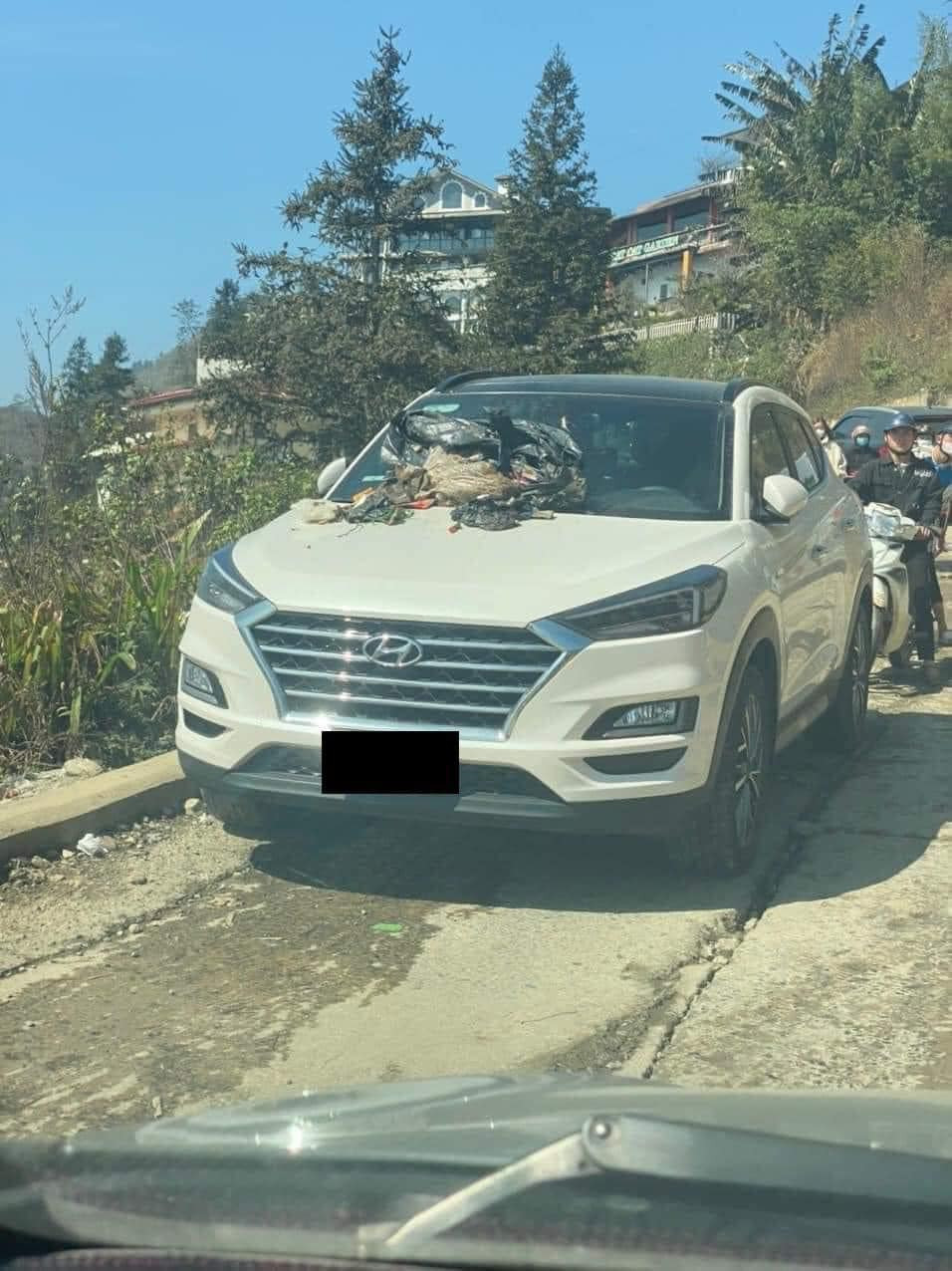 Chứng kiến cảnh tượng này có lẽ tài xế đỗ xe vô ý thức chắc cũng phải "tăng xông". Ảnh: Thuỷ Cối