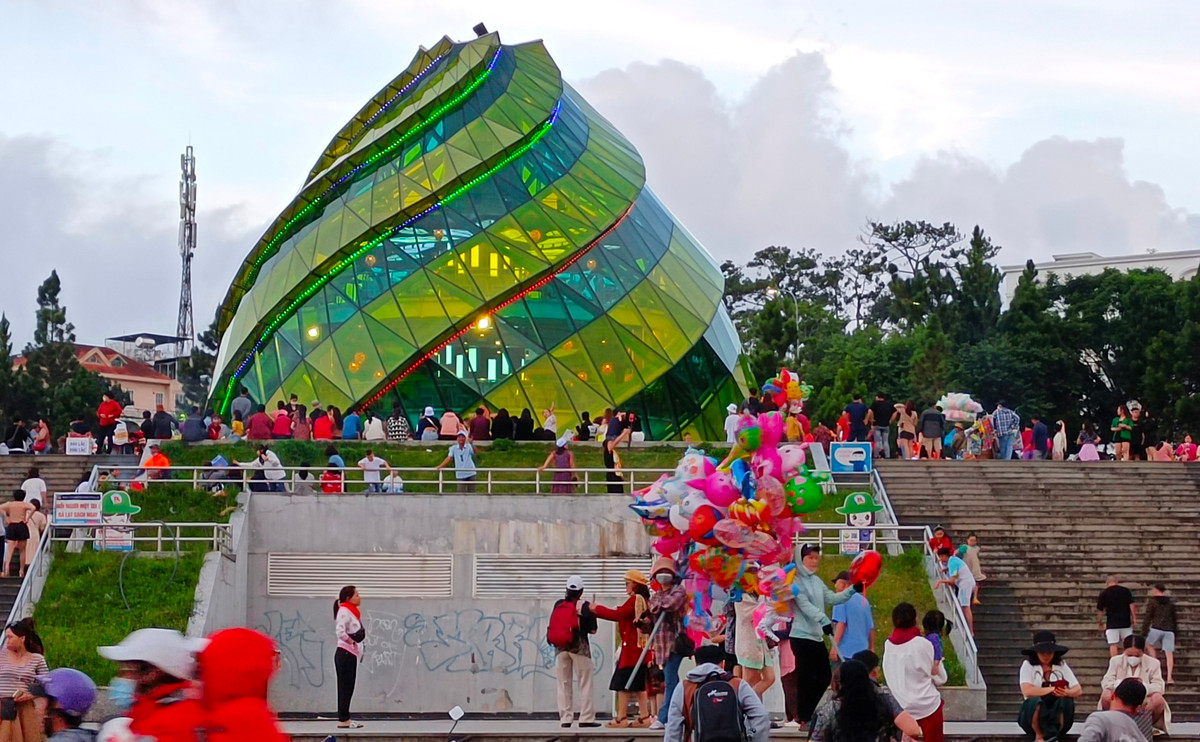 “Du lich tra thu” bung no gay tranh cai trong cong dong mang