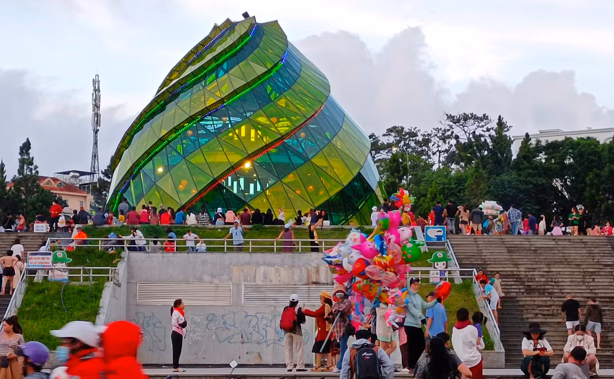 “Du lich tra thu” bung no gay tranh cai trong cong dong mang