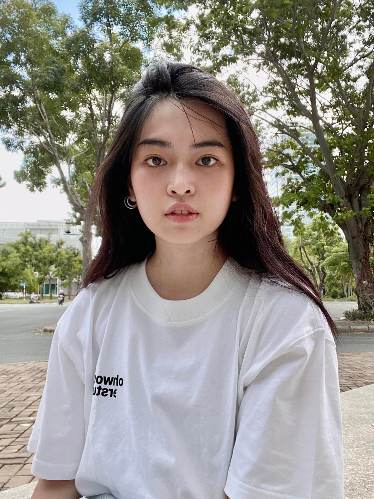 Khánh Vân vẫn giữ được nét tươi tắn vốn có nhưng netizens cho rằng dường như việc tăng cân đã khiến cô nàng trông kém sắc hơn trước.