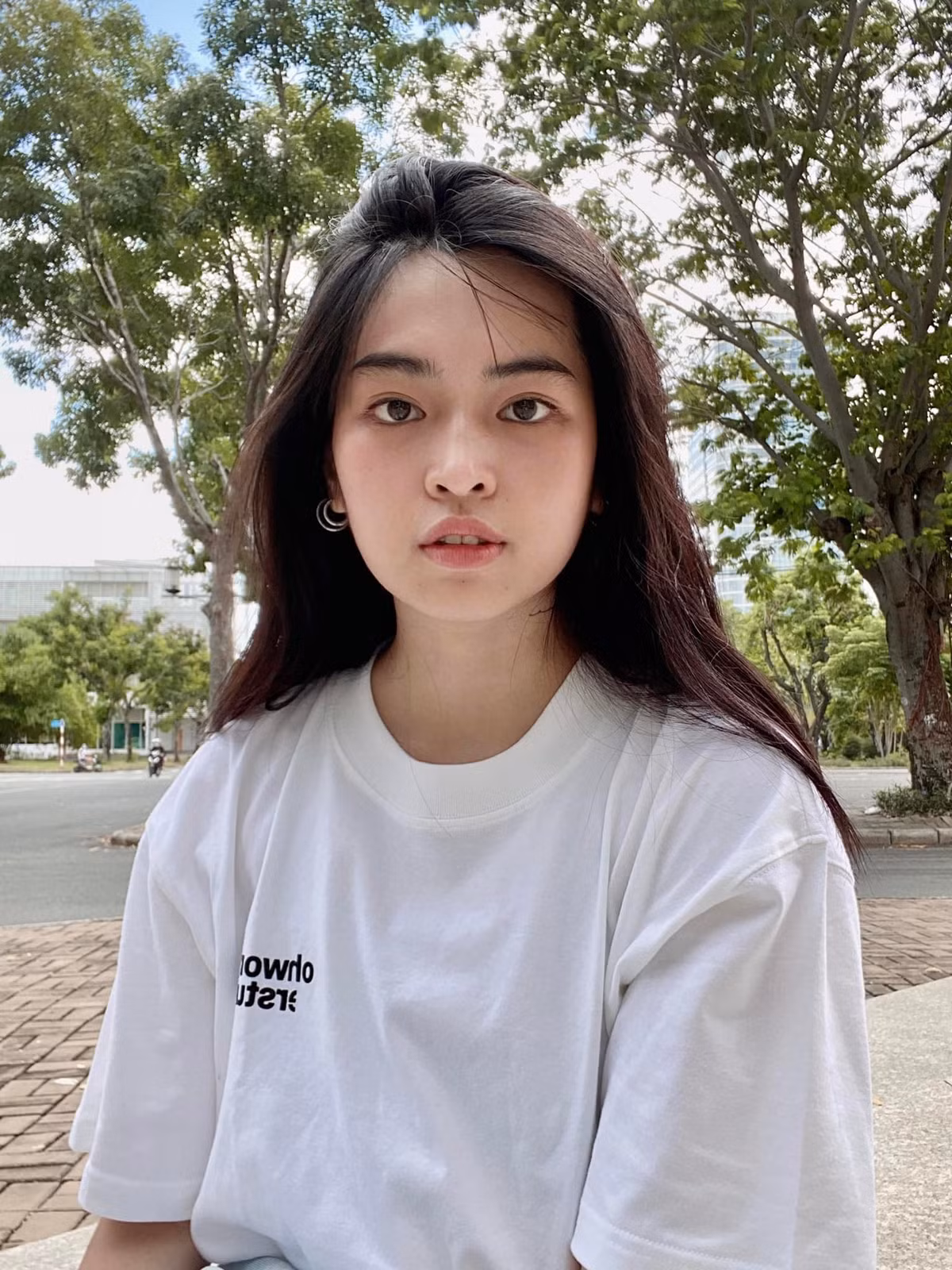 Khánh Vân vẫn giữ được nét tươi tắn vốn có nhưng netizens cho rằng dường như việc tăng cân đã khiến cô nàng trông kém sắc hơn trước.