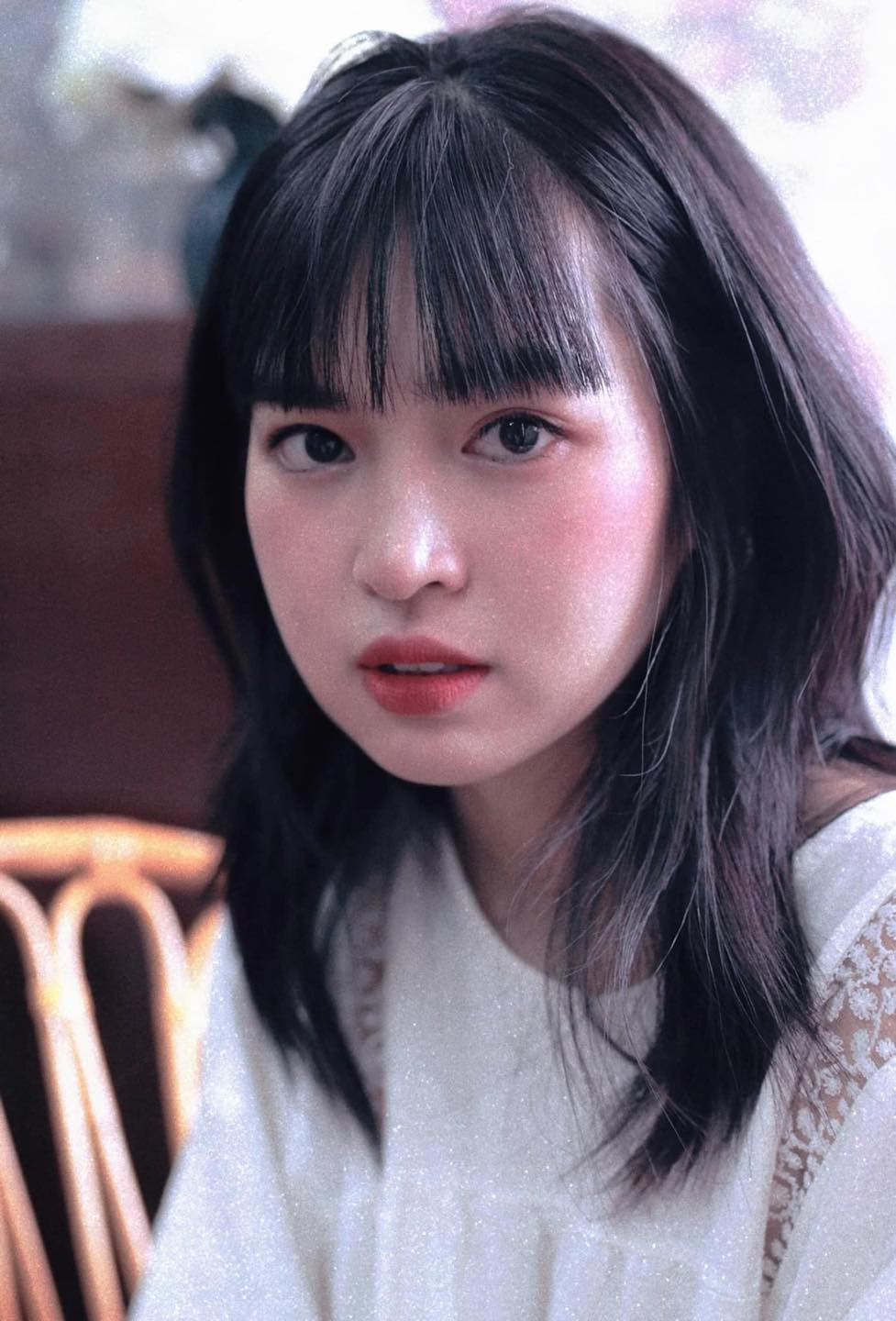 Thay đổi diện mạo với mái tóc ngắn buông lơi, hot girl Mắt biếc khoe vẻ đẹp của đôi mắt to tròn, long lanh cùng khuôn mặt tròn trịa cực đáng yêu.