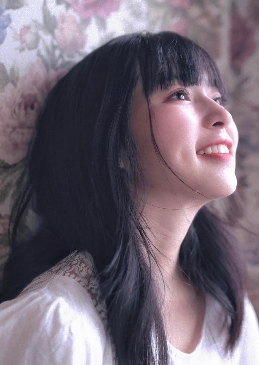 Sở hữu nhan sắc trẻ trung, trong sáng với đôi mắt tròn to, gái xinh Đỗ Khánh Vân vẫn có thể biến hóa đa dạng với loạt biểu cảm thần thái của mình.