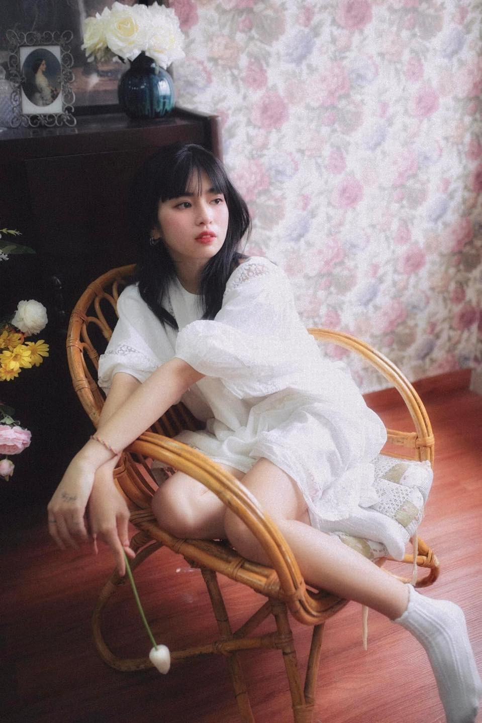 Mới đây Đỗ Khánh Vân "chiêu đãi" người hâm mộ bộ hình chụp kiểu vintage, cô nàng hóa nàng thơ trong bộ váy trắng.