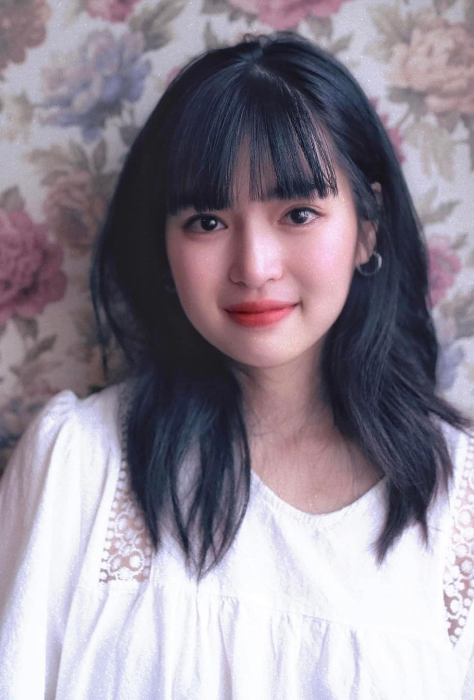 Từ cách tạo dáng, make up cho đến không gian, ánh sáng đều được "bé Trà Long" chuẩn bị kỹ lưỡng không chê vào đâu được.