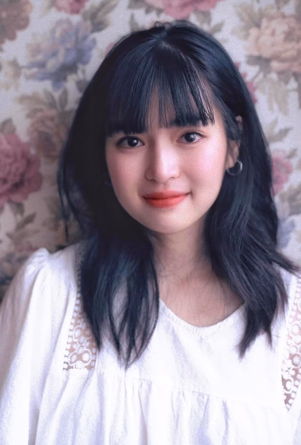 Từ cách tạo dáng, make up cho đến không gian, ánh sáng đều được "bé Trà Long" chuẩn bị kỹ lưỡng không chê vào đâu được.