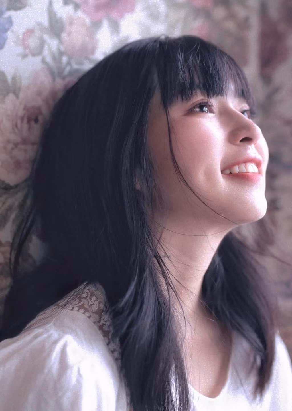 Sở hữu nhan sắc trẻ trung, trong sáng với đôi mắt tròn to, gái xinh Đỗ Khánh Vân vẫn có thể biến hóa đa dạng với loạt biểu cảm thần thái của mình.