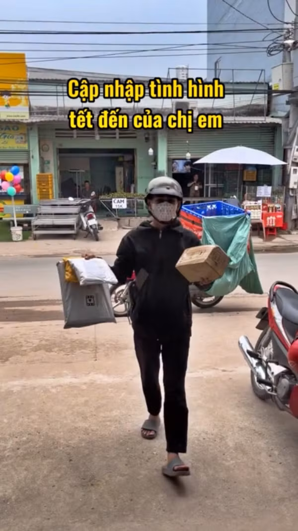 Mới đây, tài khoản TikTok H.M đã chia sẻ lại câu chuyện thú vị của bản thân trong cuộc sống kèm với dòng trạng thái: “Ngày gặp shipper 80 lần, riết rồi tặng bột ngọt (mì chính) tri ân khách hàng cuối năm luôn”.