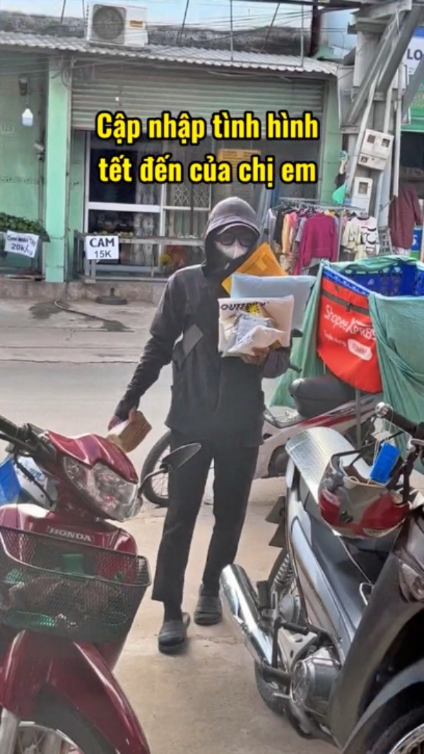 Trong đoạn clip là cảnh các anh shipper giao hàng liên tục xuất hiện trước cửa, phải đến chục lần trong một ngày.