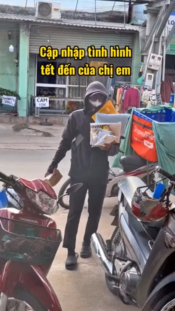 Trong đoạn clip là cảnh các anh shipper giao hàng liên tục xuất hiện trước cửa, phải đến chục lần trong một ngày.