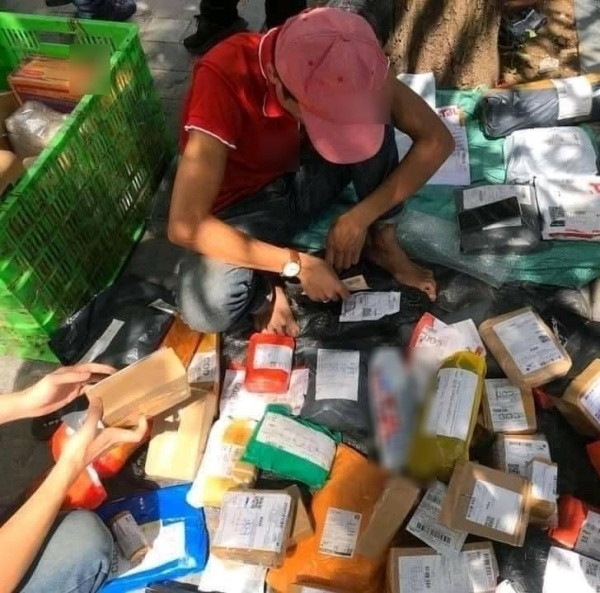 Nhân viên giao hàng phải trả đơn nhiều tới nỗi bày luôn ra trước địa điểm nhận hàng để “ai có tên thì xuống mà nhận đây này”.