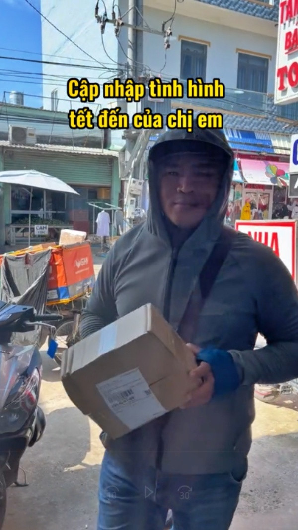 Nhìn khung cảnh này khiến chị em bật cười bởi “chúng ta quá giống nhau”.