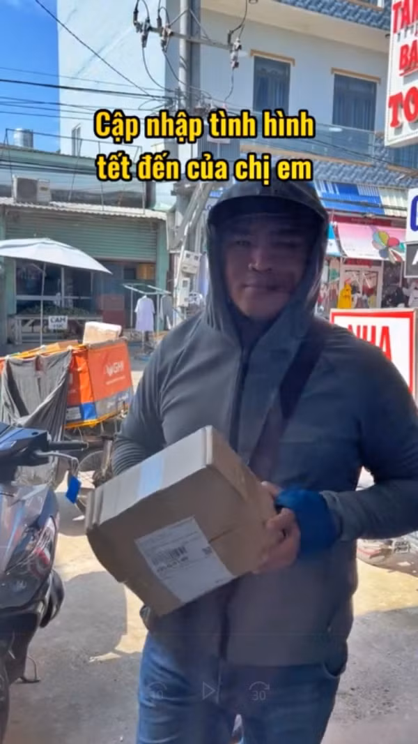 Nhìn khung cảnh này khiến chị em bật cười bởi “chúng ta quá giống nhau”.