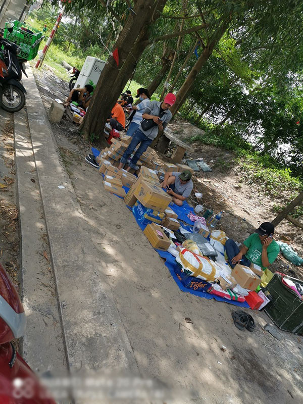 Điều đặc biệt chính là khoảnh khắc anh chàng đổ những gói hàng từ trong bao tải ra mặt đất trông như đang “chơi đồ hàng vậy”.