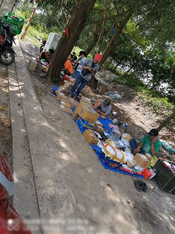 Điều đặc biệt chính là khoảnh khắc anh chàng đổ những gói hàng từ trong bao tải ra mặt đất trông như đang “chơi đồ hàng vậy”.