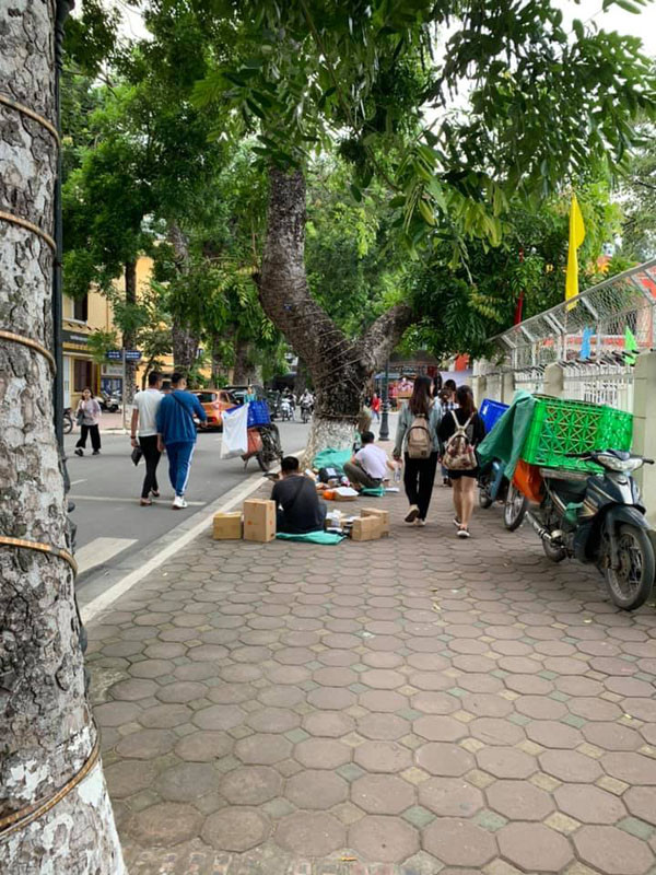 Và thế là hình ảnh các shipper “bán hàng rong” xuất hiện đầy rẫy tại nhiều địa điểm giao hàng sau ngày săn sale đã được chia sẻ trên mạng xã hội. Ảnh: Tổng hợp