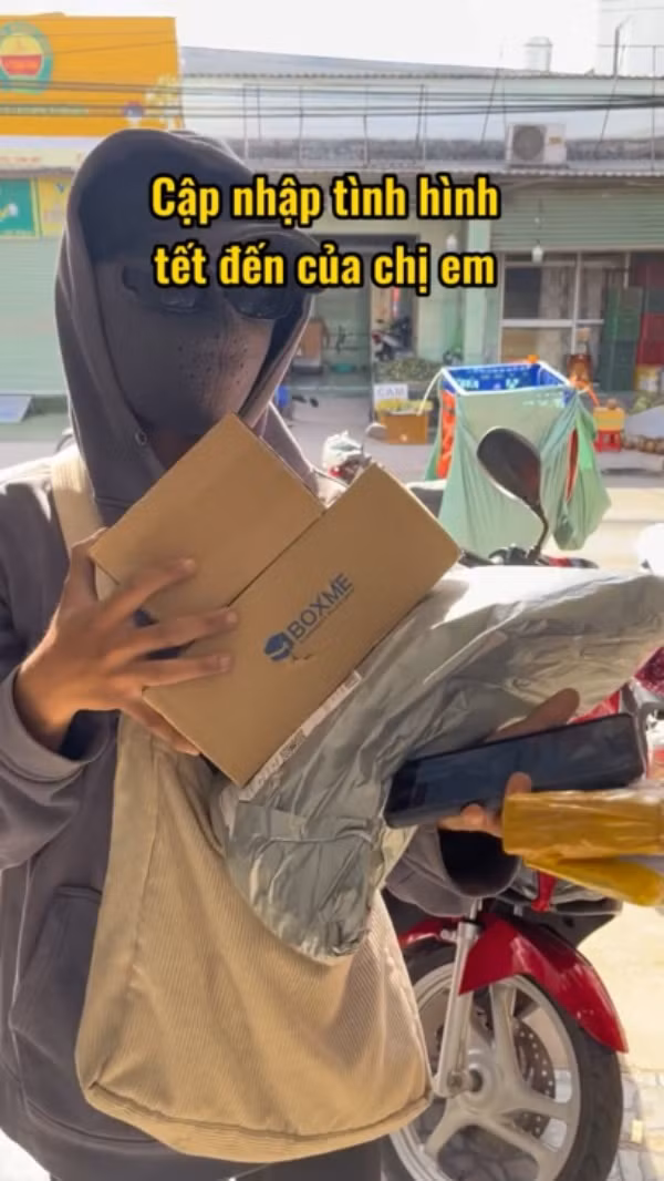 Mua cùng lúc hàng loạt món đồ khác nhau, đến khi lấy lại tất bật nhận hàng hết từ anh shipper này đến anh shipper nọ.