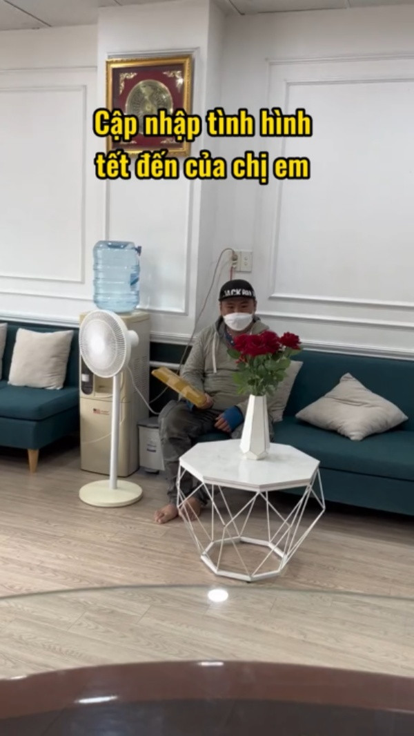 Những ngày này, các chị em ai nấy đều tất bật đi làm đẹp, mua sắm Tết quần áo để kịp diện. Chính vì thế các anh shipper cũng đều tay xách nách mang, xung quanh toàn những túi lớn túi bé đủ màu sắc đem vào tận nhà cho khách.