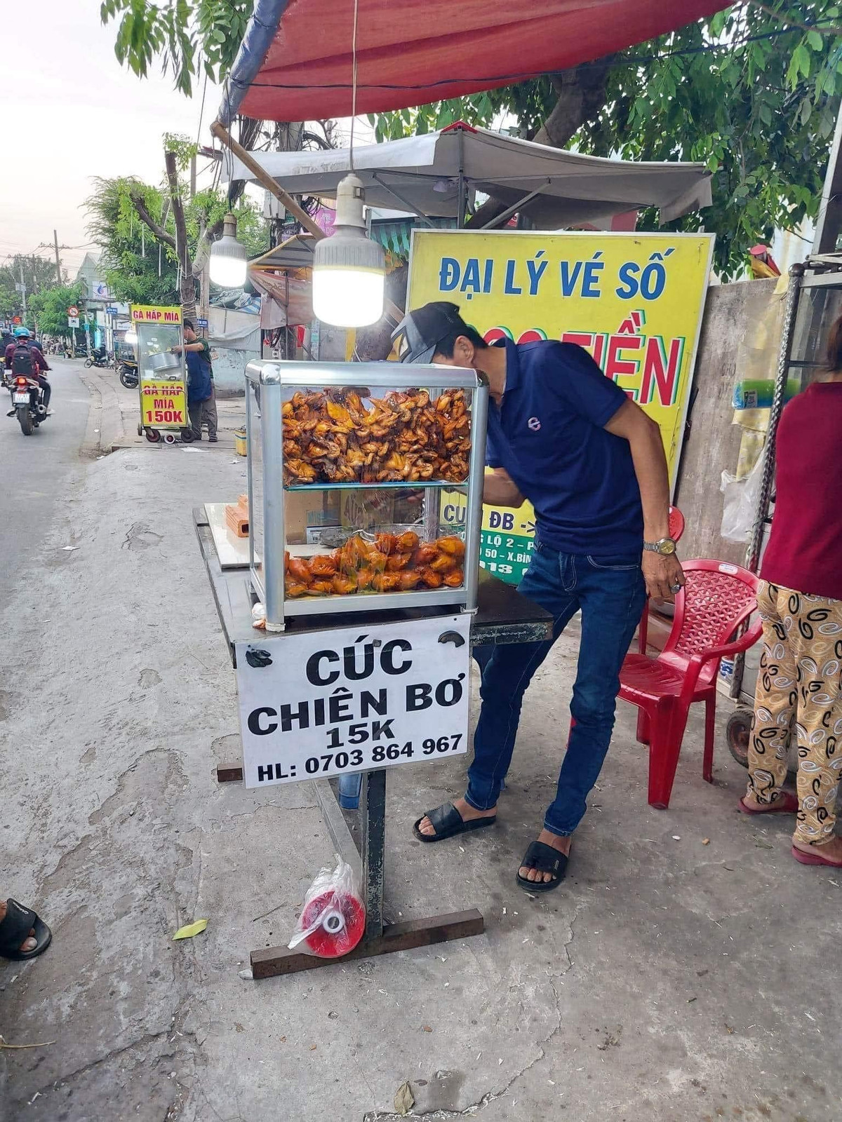 Món ăn này có lẽ không ai dám vào thử, dù thu hút sự chú ý của người đi đường nhưng không ai dám vào mua.