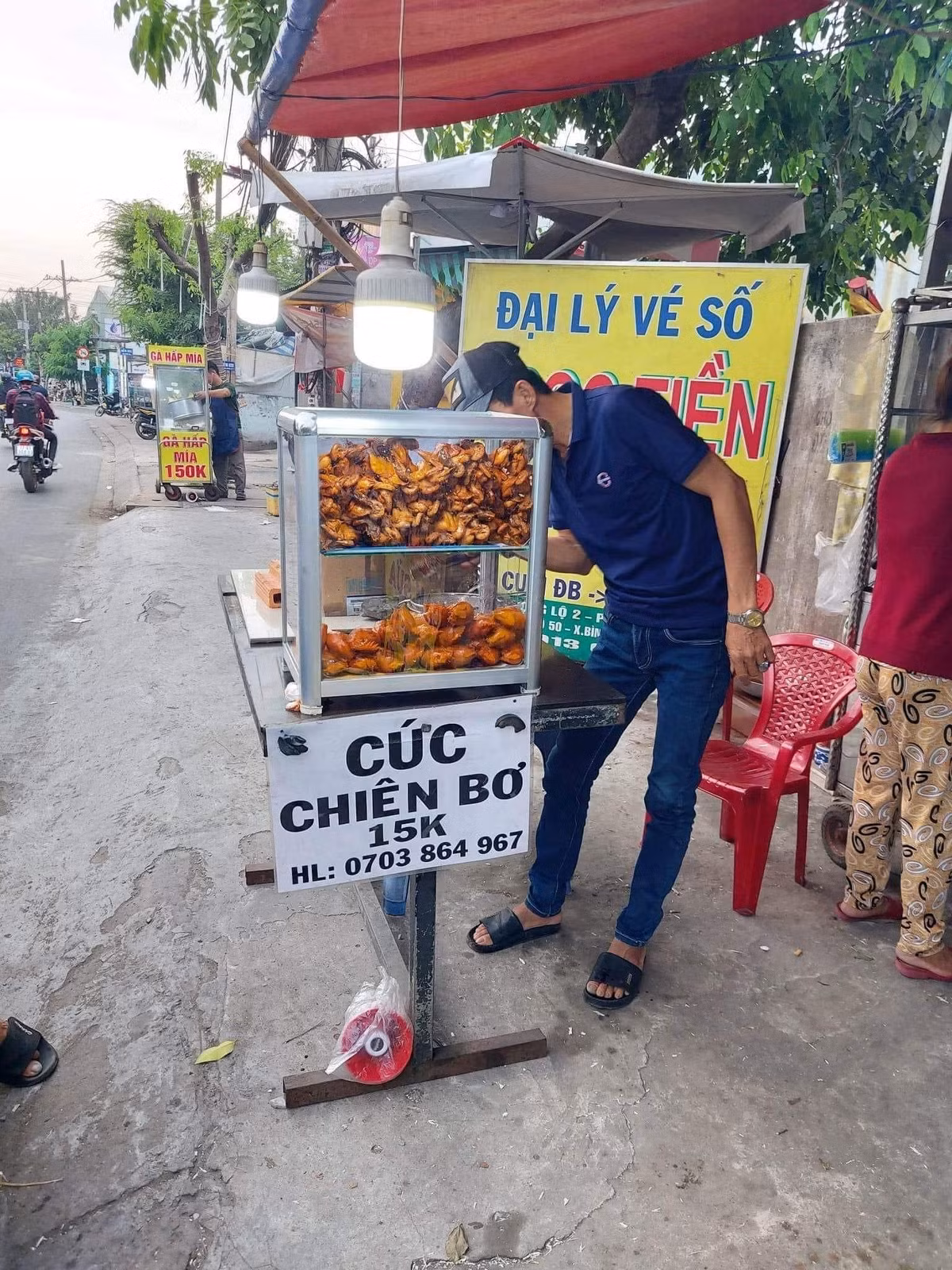 Món ăn này có lẽ không ai dám vào thử, dù thu hút sự chú ý của người đi đường nhưng không ai dám vào mua.