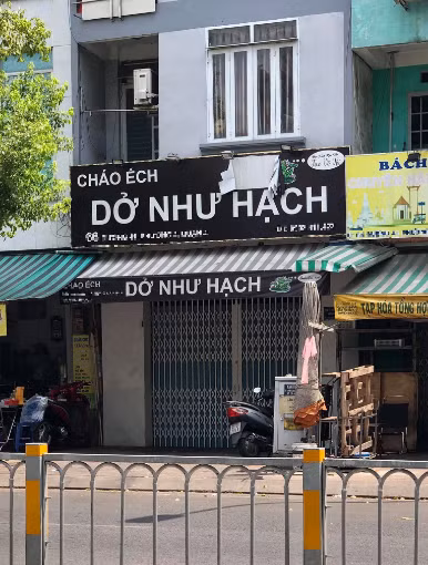 Chẳng hiểu là do bí ý tưởng quá hay xuất phát từ một ý tưởng độc lạ nào mà các chủ quán lại chọn cho quán mình một cái tên khó diễn tả thế này.