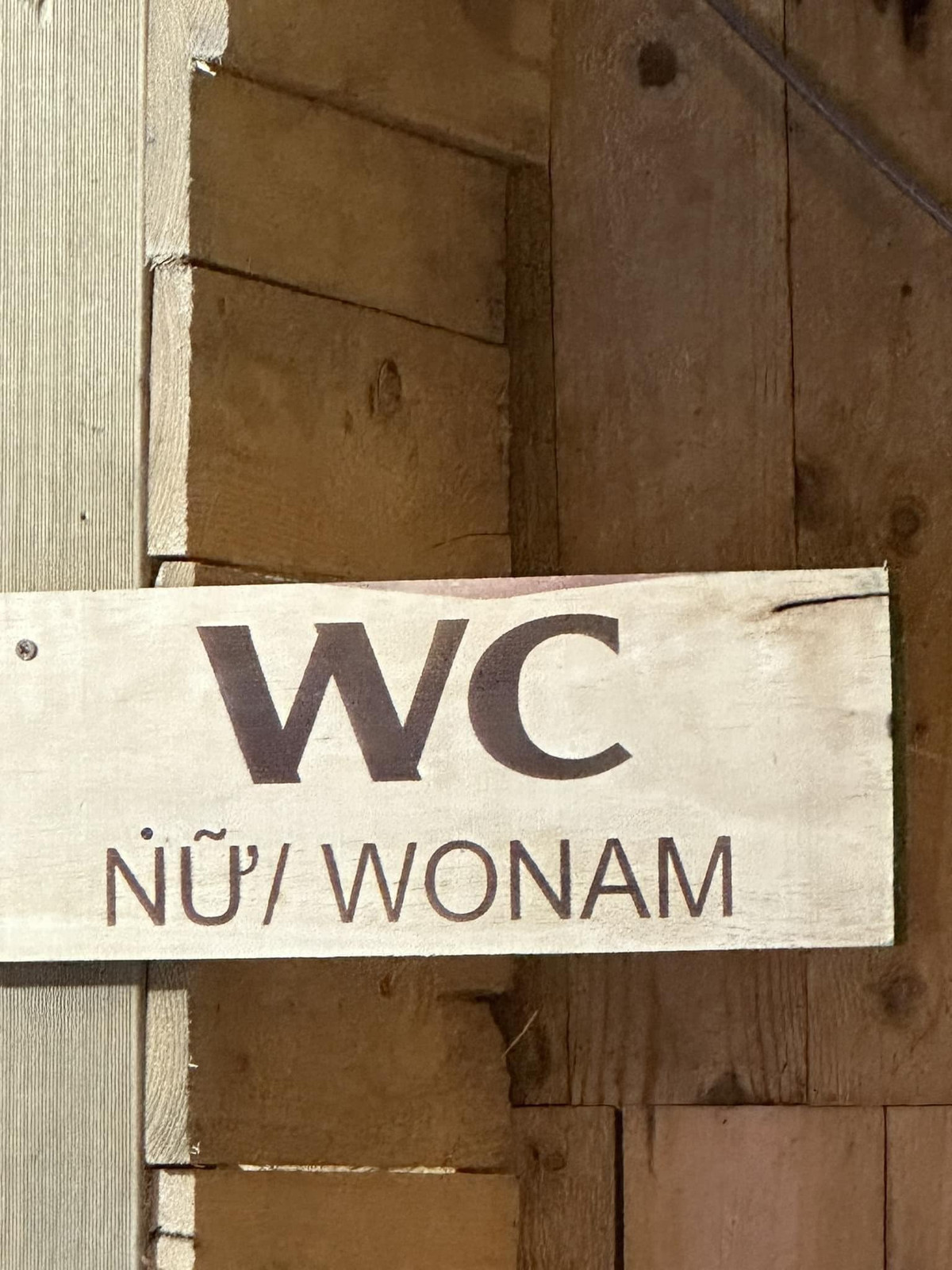 Một tấm bảng thông báo ở nhà vệ sinh khiến người đọc phải dừng lại suy ngẫm, thậm chí khá rén khi bước vào.