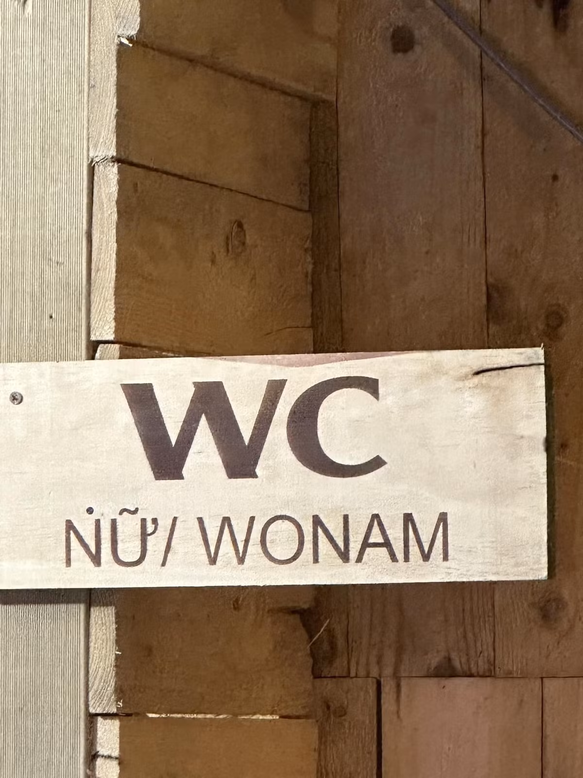 Một tấm bảng thông báo ở nhà vệ sinh khiến người đọc phải dừng lại suy ngẫm, thậm chí khá rén khi bước vào.