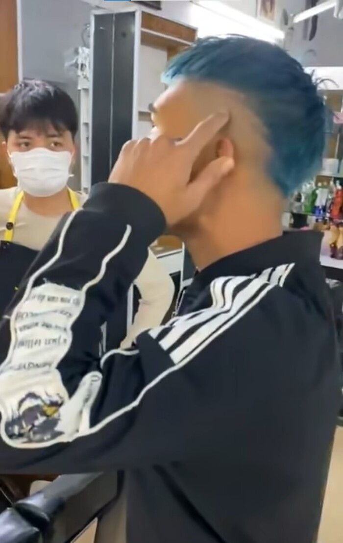 Tuy nhiên, sau khi cắt xong, nam thanh niên tỏ ý không hài lòng, liên tục chửi bới vì cho rằng quán đã cắt hết phần tóc 2 bên tai của anh chàng này: “Tóc hai bên của tao đâu, tao đã bảo là không phải cắt sao chúng mày cắt hết tóc 2 bên của tao rồi”. Ảnh: chụp màn hình