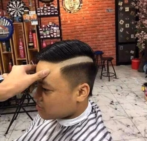 Một nam thanh niên than thở: “Năm hết Tết đến tới nơi nên đi làm quả undercut cho nó sáng sủa khuôn mặt. Sau khi gọt xong xuôi, theo đúng thủ tục anh thợ hỏi: "Có cần làm tí điểm nhấn không em", mình nhỡ mồm bảo có và đây là kết quả.”