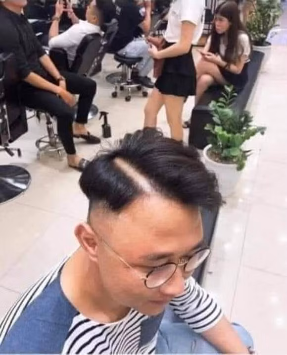 Anh chàng này cũng "dở khóc dở cười" sau khi cắt tóc. Ảnh: Tổng hợp