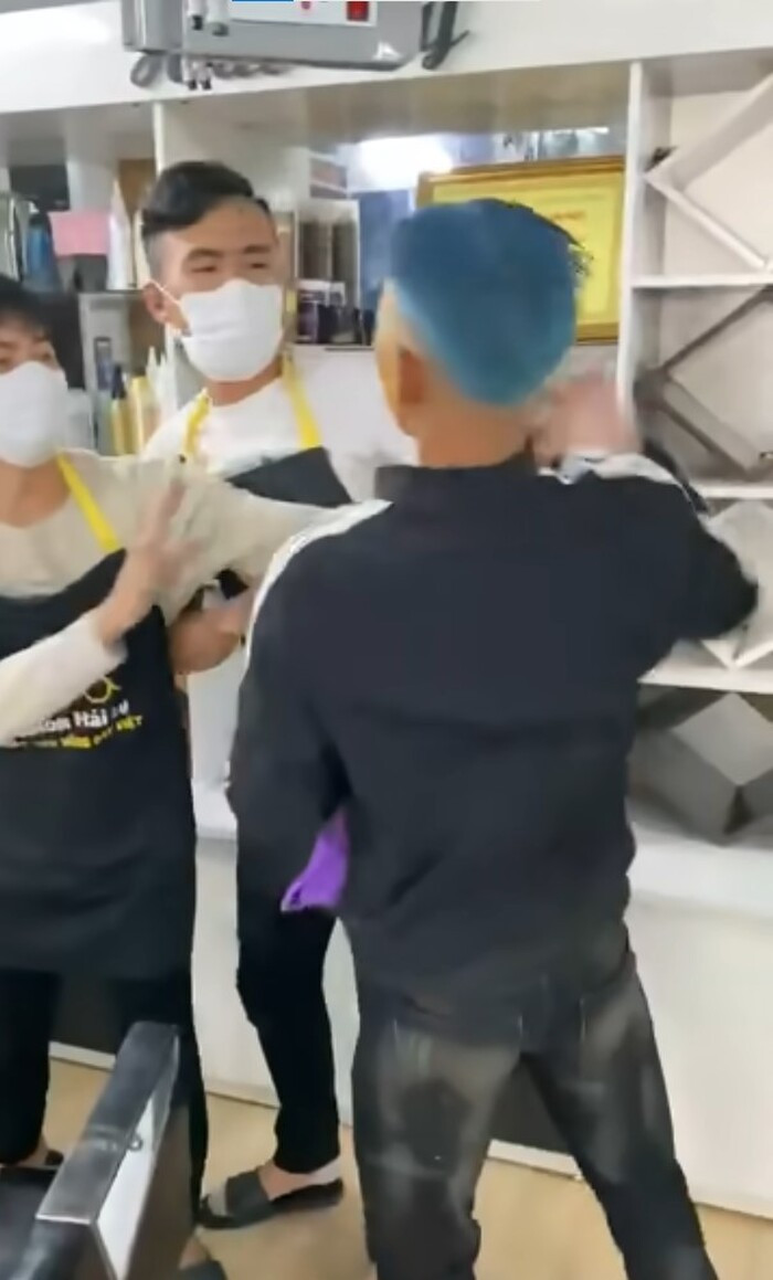 Vừa chửi bới, thanh niên này còn liên tục đánh nhân viên cắt tóc vì cắt tóc không giống trong ảnh mẫu. Lúc này, nhân viên cũng bực tức nói: “Giờ tóc anh nó không dài, tóc người ta dài thế kia thì bọn em làm tóc anh dài ra được à. Mặt người ta thì đẹp trai thế kia, anh nhìn lại mặt anh xem, mình có thế thì cắt thế. Ảnh: chụp màn hình