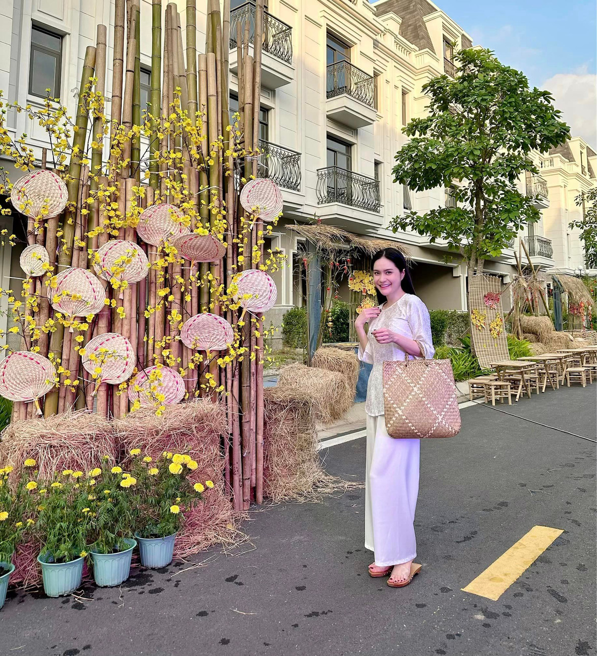 Không chỉ đầu tư tiền làm khu chợ Tết, Đoàn Di Băng trước đó còn đầu tư trang trí nhà với nhiều chi tiết cực hoành tráng.