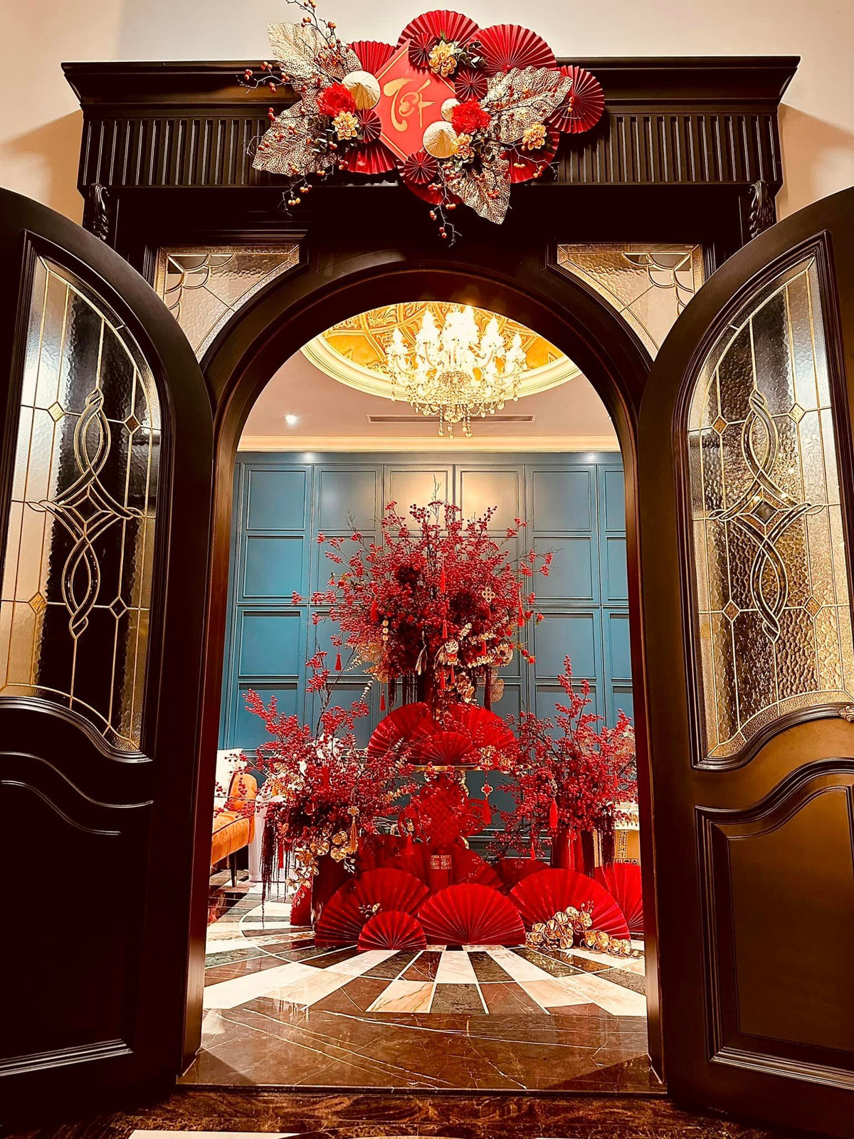 Phía ngoài cổng hoành tráng như vậy, trong nhà Đoàn Di Băng cũng trang trí nổi bật không kém.