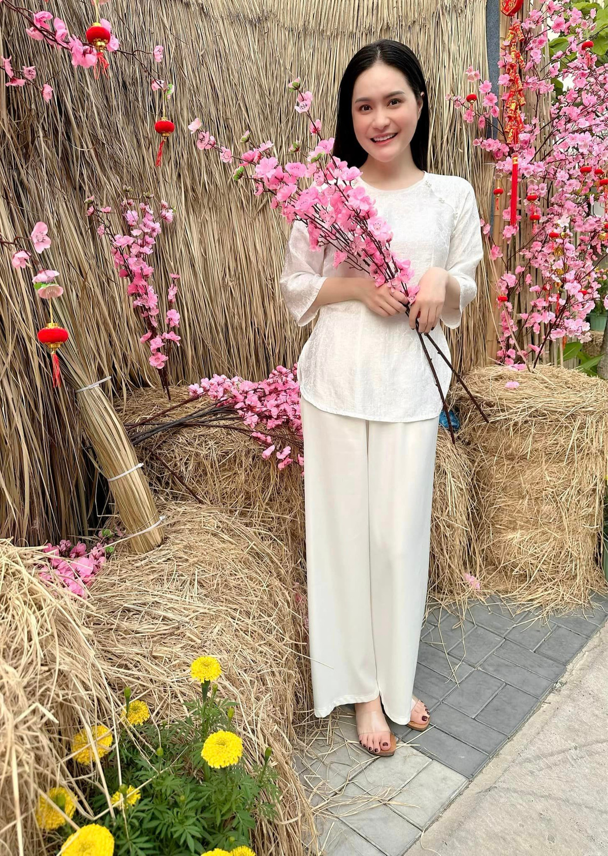 Nữ đại gia quận 7 thích thú tạo dáng, chụp ảnh nhiều kiểu tại khu chợ Tết này.