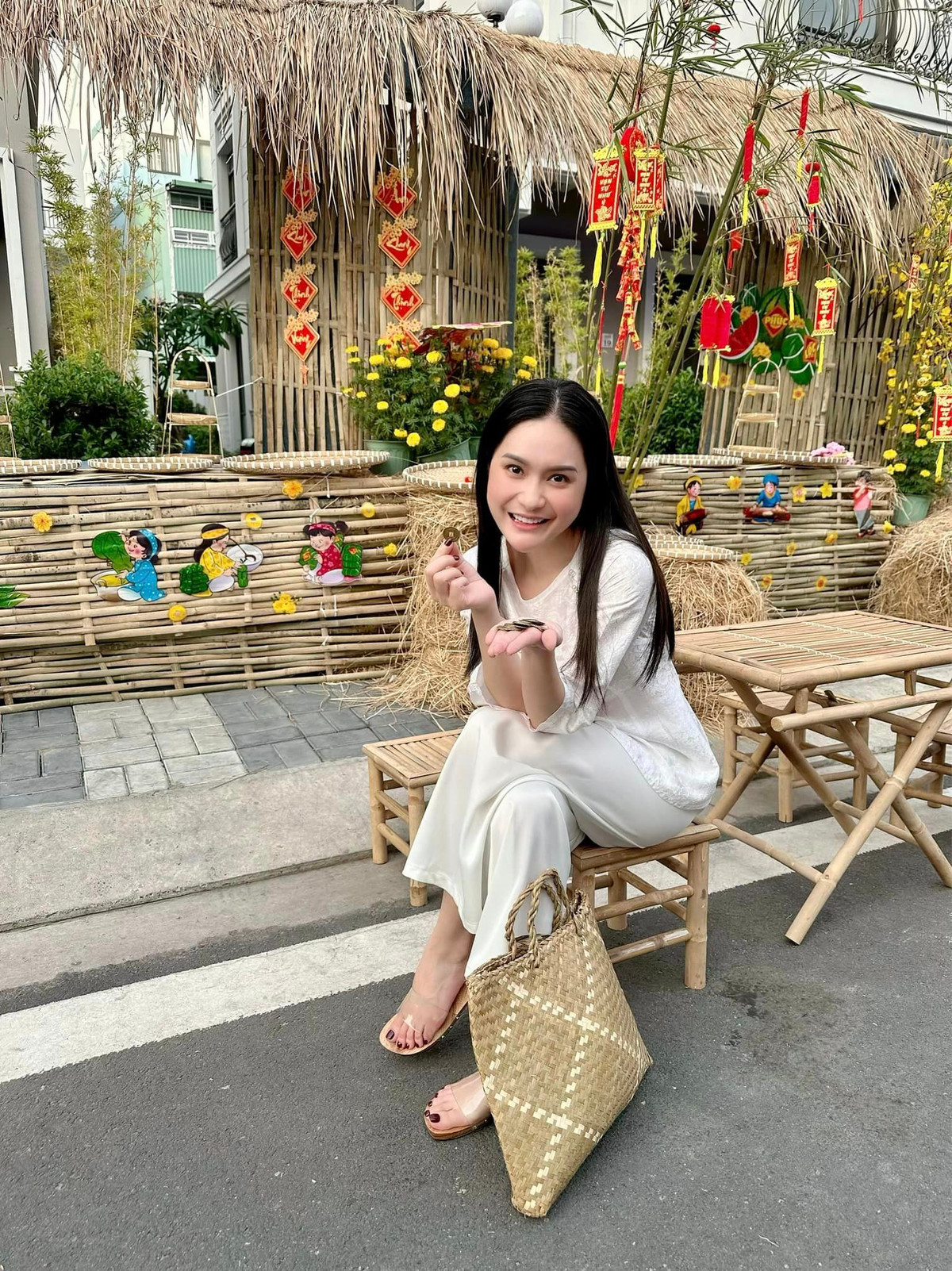 Vợ doanh nhân Nguyễn Quốc Vũ gây ấn tượng với làn da trắng sáng, mịn màng.