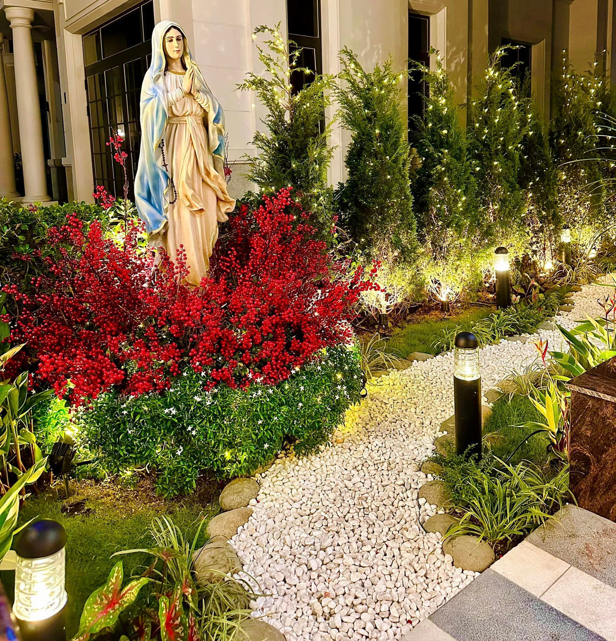 Phía trước cửa nhà cũng treo rất nhiều lồng đèn đỏ và các chùm pháo giả, tượng trưng cho năm mới.