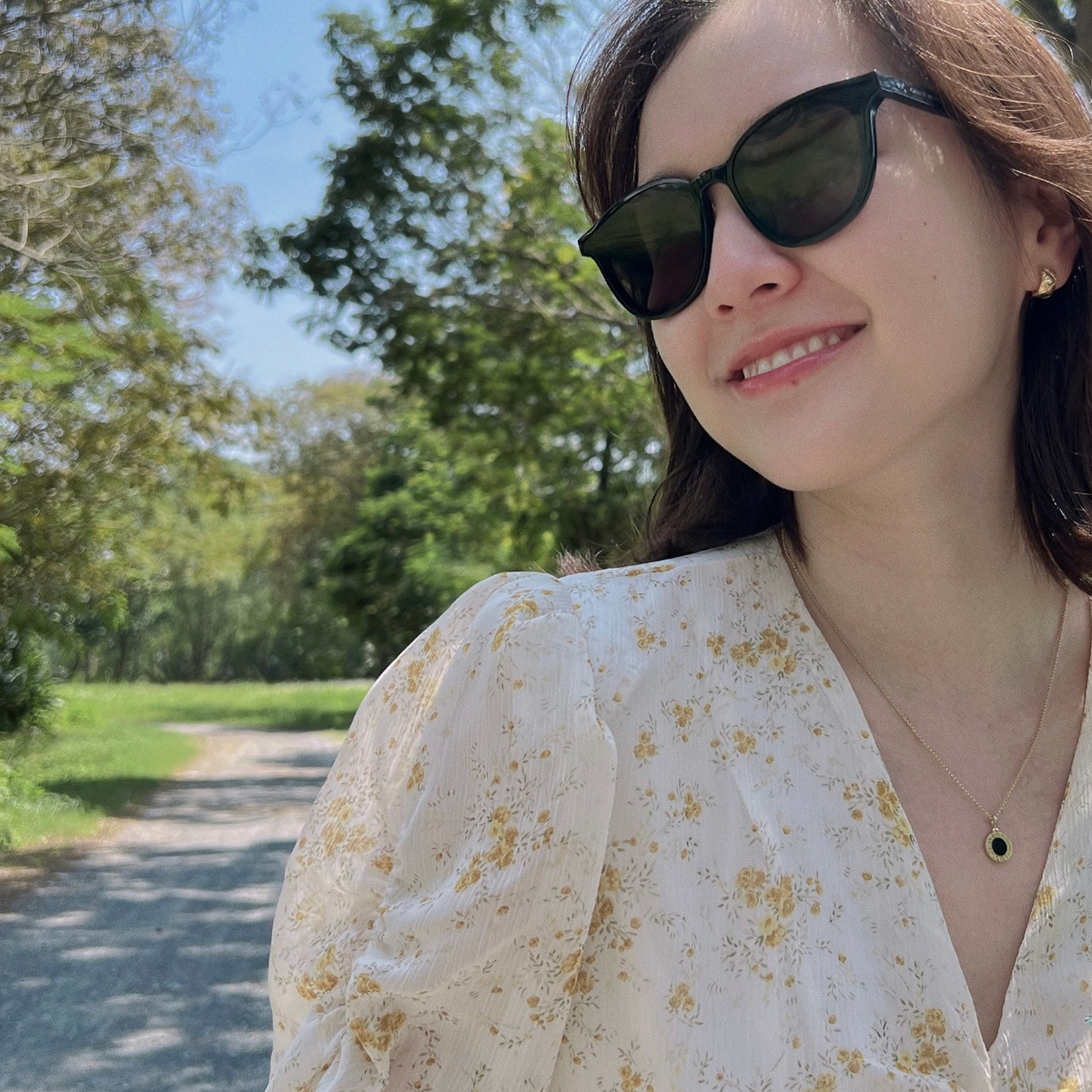 Cụ thể, hot girl Hải Tú chia sẻ lên trang cá nhân 2 tấm ảnh mới, một là cận gương mặt tròn đầy, phúng phính của cô cùng nụ cười rạng rỡ, thứ 2 là cánh đồng lúa xanh rượt, mướt mát.