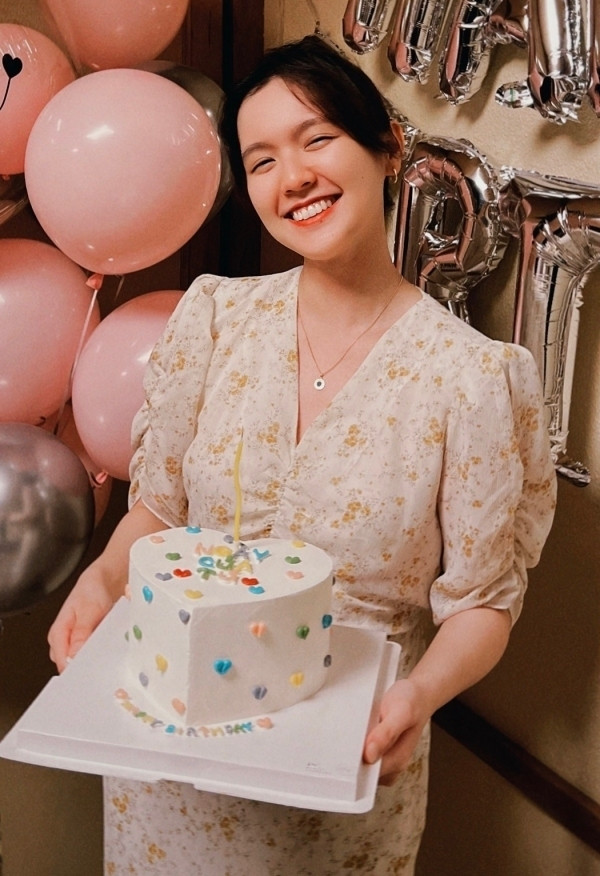 Cô từng bị bàn tán là đang mang thai lần 2 khi xuất hiện với diện mạo tròn trịa, mũm mĩm ở ảnh mừng sinh nhật tuổi 25. Ảnh: Tổng hợp