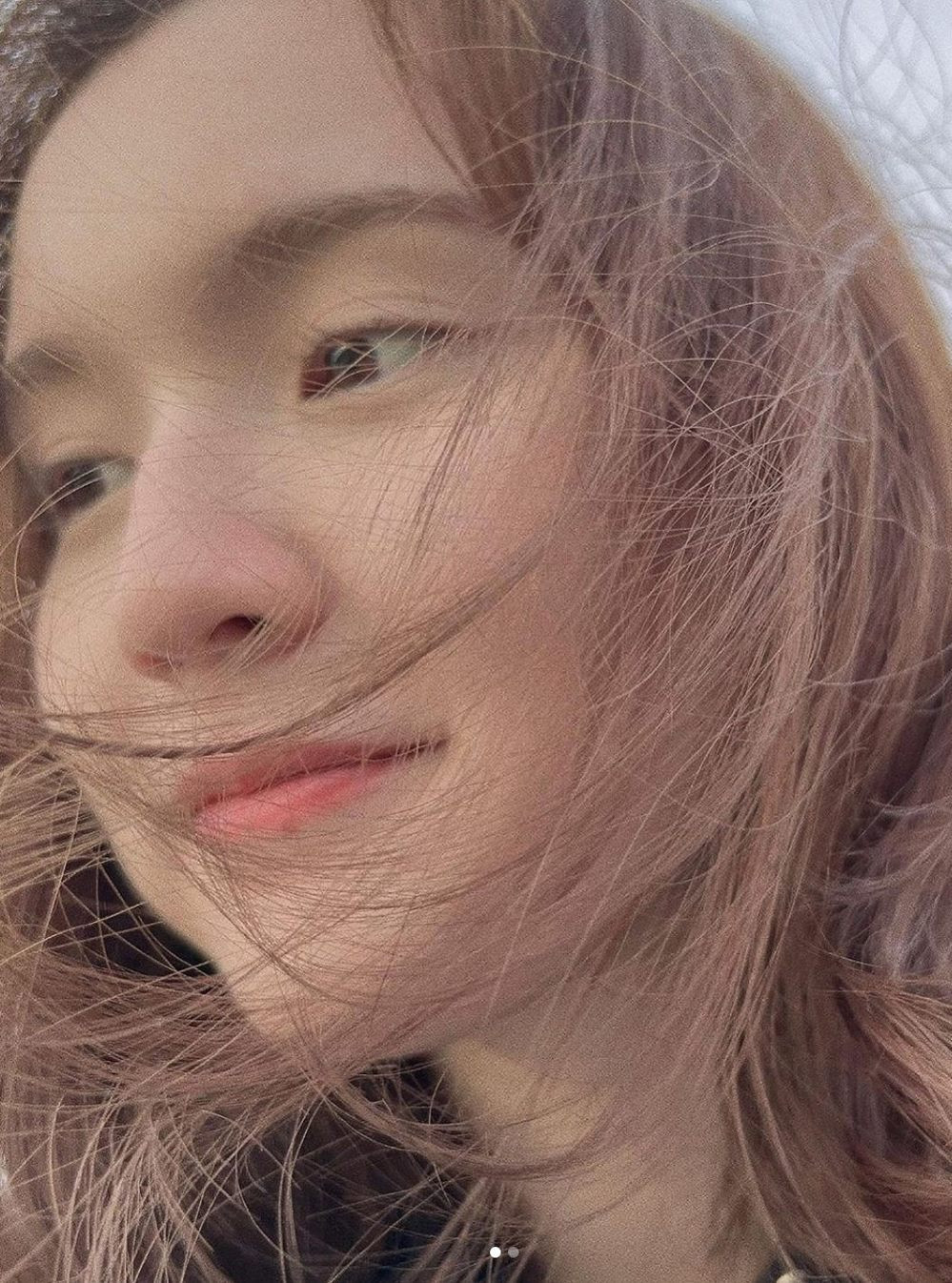 Nhiều khán giả cho rằng, cô nàng ám chỉ việc đang có thời gian hạnh phúc tại quê nhà của Sơn Tùng M-TP thông qua bức ảnh cánh đồng lúa chín.